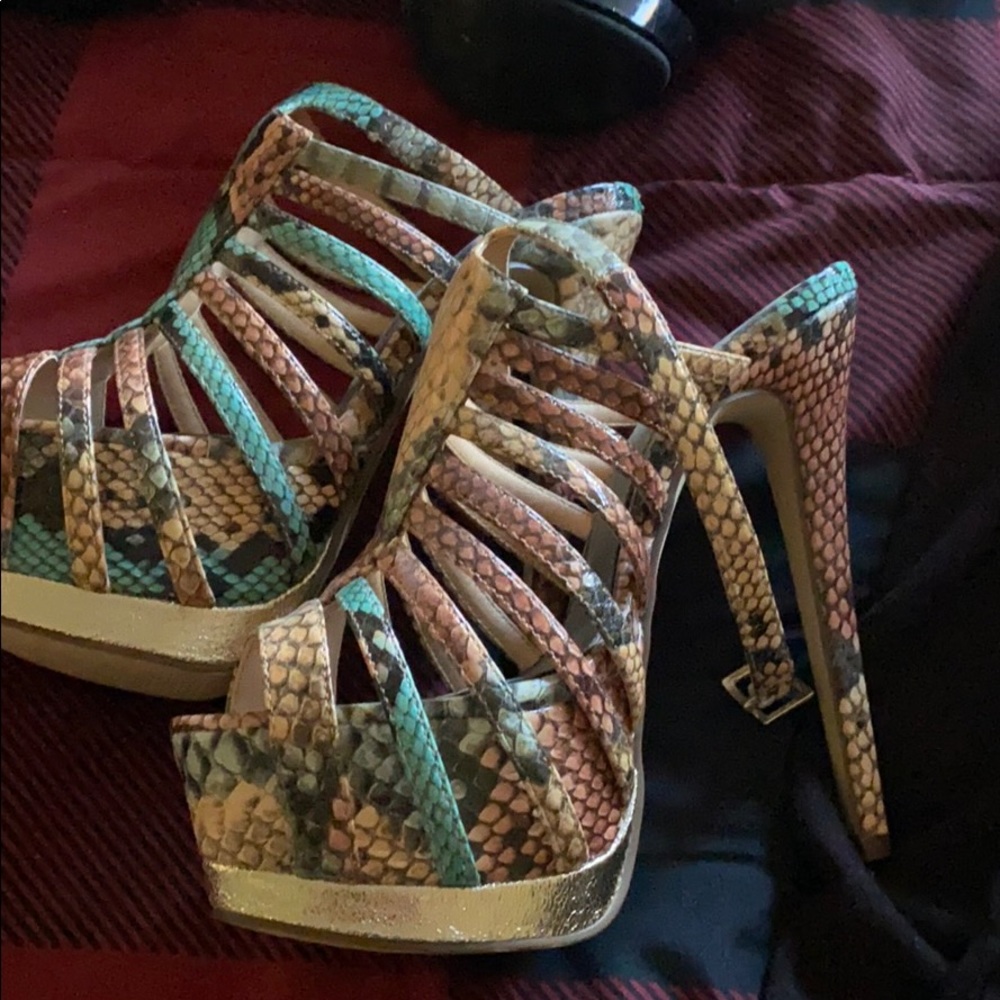 Pumps - Picture 2 of 6